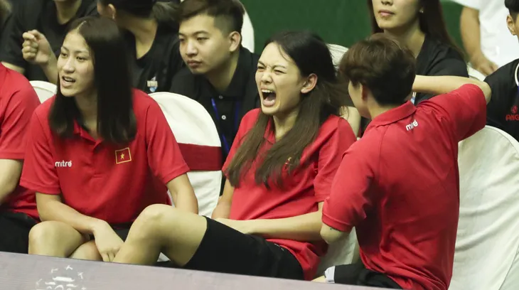 VTV Cup 2019: Thua cá cược, Thu Hoài nhận hình phạt đau điếng từ đồng đội - Ảnh 3.