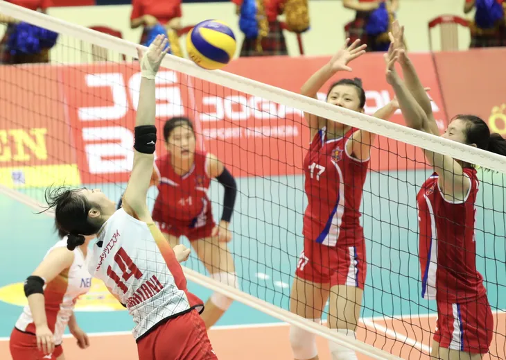 VTV Cup 2019: Thua cá cược, Thu Hoài nhận hình phạt đau điếng từ đồng đội - Ảnh 1.