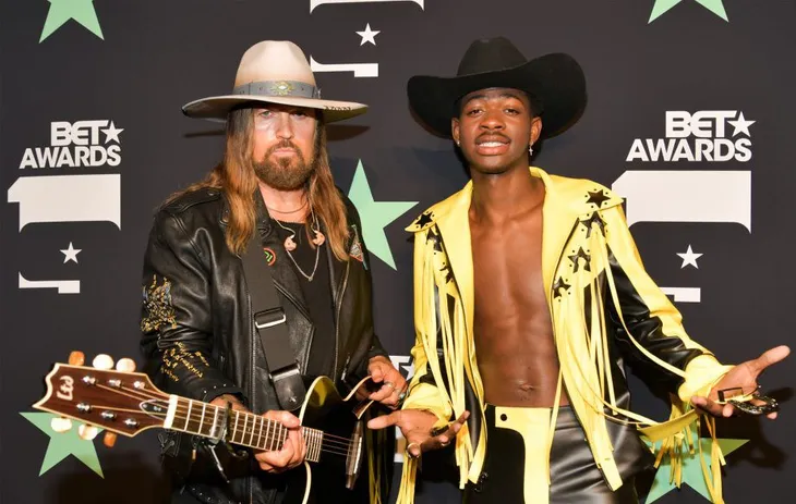 Tiếp tục công phá các bảng xếp hạng, sức hút của “Old Town Road” nằm ở đâu? - Ảnh 2. Tiếp tục công phá các bảng xếp hạng, sức hút của “Old Town Road” nằm ở đâu? - Ảnh 2.