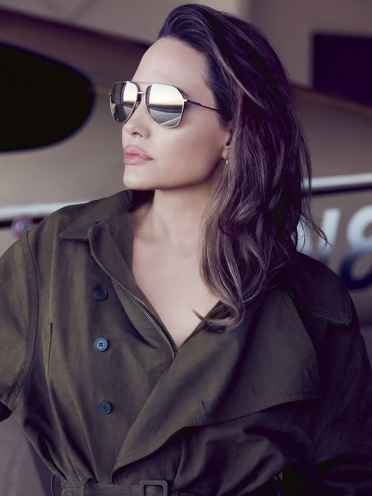 Angelina Jolie vẫn mạnh mẽ và đầy quyền lực - Ảnh 3. Angelina Jolie vẫn mạnh mẽ và đầy quyền lực - Ảnh 3.