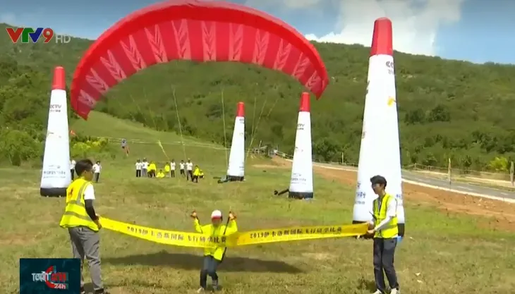 300 phi công tham gia Lễ hội quốc tế bay dù lượn tại Trung Quốc - Ảnh 2. 300 phi công tham gia Lễ hội quốc tế bay dù lượn tại Trung Quốc - Ảnh 2.