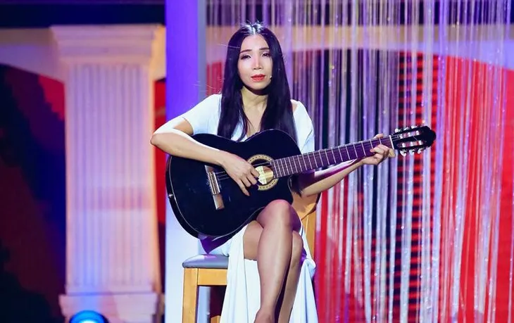 Lý do Nữ hoàng phòng trà Quỳnh Lan chọn guitar thùng làm bạn diễn nhiều năm qua - Ảnh 2. Lý do Nữ hoàng phòng trà Quỳnh Lan chọn guitar thùng làm bạn diễn nhiều năm qua - Ảnh 2.