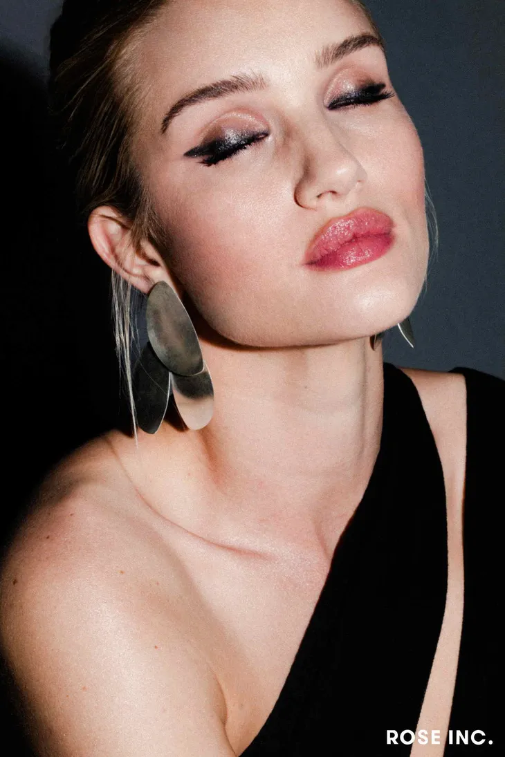 Gái một con Rosie Huntington-Whiteley khiến khán giả mòn mắt - Ảnh 2. Gái một con Rosie Huntington-Whiteley khiến khán giả mòn mắt - Ảnh 2.