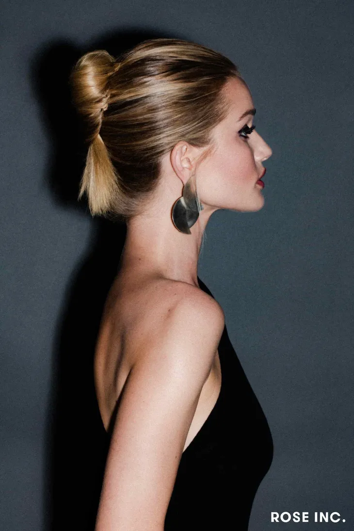 Gái một con Rosie Huntington-Whiteley khiến khán giả mòn mắt - Ảnh 3. Gái một con Rosie Huntington-Whiteley khiến khán giả mòn mắt - Ảnh 3.