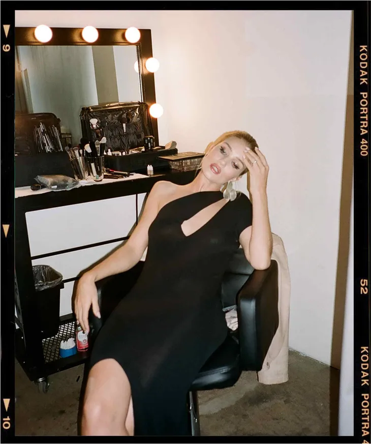 Gái một con Rosie Huntington-Whiteley khiến khán giả mòn mắt - Ảnh 4. Gái một con Rosie Huntington-Whiteley khiến khán giả mòn mắt - Ảnh 4.