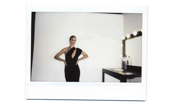 Gái một con Rosie Huntington-Whiteley khiến khán giả mòn mắt - Ảnh 5. Gái một con Rosie Huntington-Whiteley khiến khán giả mòn mắt - Ảnh 5.