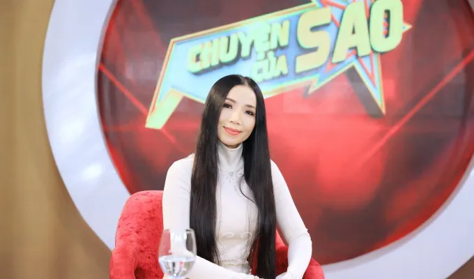 Lý do Nữ hoàng phòng trà Quỳnh Lan chọn guitar thùng làm bạn diễn nhiều năm qua - Ảnh 1. Lý do Nữ hoàng phòng trà Quỳnh Lan chọn guitar thùng làm bạn diễn nhiều năm qua - Ảnh 1.