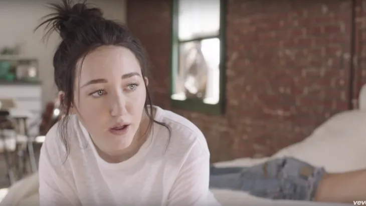 Noah Cyrus: Đi tìm sự công nhận, thoát khỏi cái bóng của chị gái Miley Cyrus - Ảnh 3. Noah Cyrus: Đi tìm sự công nhận, thoát khỏi cái bóng của chị gái Miley Cyrus - Ảnh 3.