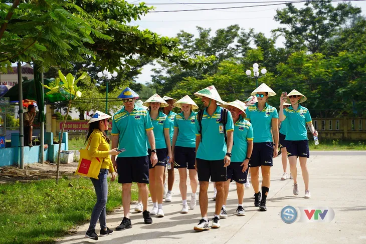 VTV Cup 2019: Đội Australia hoàn thành thử thách vẽ tranh tại làng bích họa Tam Thanh - Ảnh 1. VTV Cup 2019: Đội Australia hoàn thành thử thách vẽ tranh tại làng bích họa Tam Thanh - Ảnh 1.