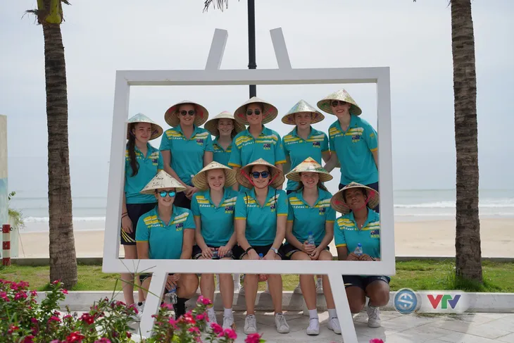VTV Cup 2019: Đội Australia hoàn thành thử thách vẽ tranh tại làng bích họa Tam Thanh - Ảnh 3. VTV Cup 2019: Đội Australia hoàn thành thử thách vẽ tranh tại làng bích họa Tam Thanh - Ảnh 3.
