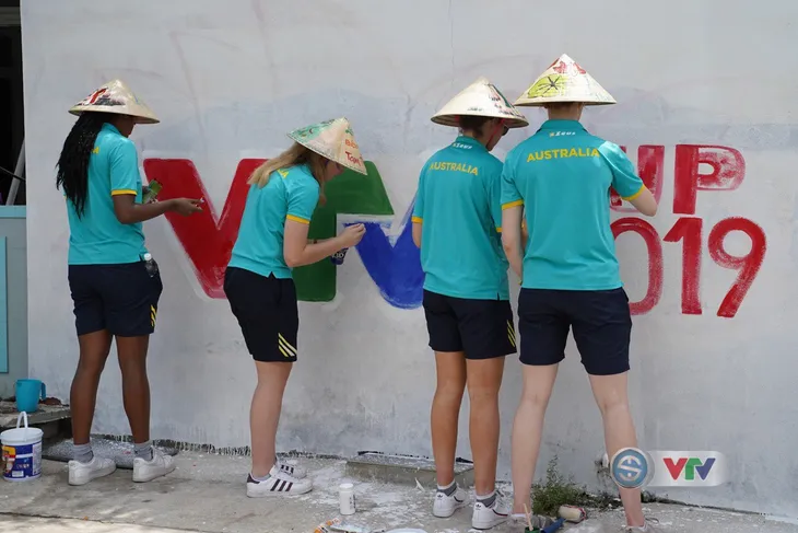 VTV Cup 2019: Đội Australia hoàn thành thử thách vẽ tranh tại làng bích họa Tam Thanh - Ảnh 6. VTV Cup 2019: Đội Australia hoàn thành thử thách vẽ tranh tại làng bích họa Tam Thanh - Ảnh 6.