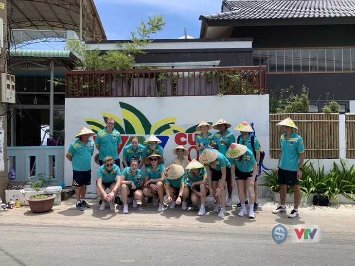 VTV Cup 2019: Đội Australia hoàn thành thử thách vẽ tranh tại làng bích họa Tam Thanh - Ảnh 8. VTV Cup 2019: Đội Australia hoàn thành thử thách vẽ tranh tại làng bích họa Tam Thanh - Ảnh 8.