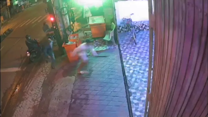 Truy tìm nhóm côn đồ chém người dã man tại TP.HCM - Ảnh 1. Truy tìm nhóm côn đồ chém người dã man tại TP.HCM - Ảnh 1.