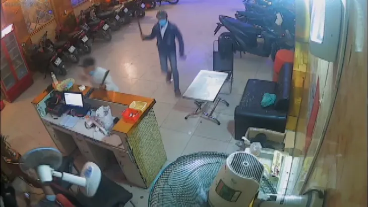Truy tìm nhóm côn đồ chém người dã man tại TP.HCM - Ảnh 2. Truy tìm nhóm côn đồ chém người dã man tại TP.HCM - Ảnh 2.