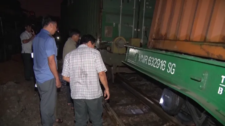 Tàu trật bánh tại Đồng Nai, đường sắt Bắc – Nam tê liệt nhiều giờ - Ảnh 1. Tàu trật bánh tại Đồng Nai, đường sắt Bắc – Nam tê liệt nhiều giờ - Ảnh 1.