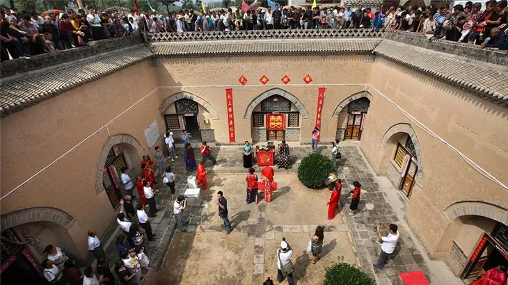 Ngôi làng cổ với những ngôi nhà nằm sâu dưới lòng đất thu hút khách tham quan - Ảnh 10. Ngôi làng cổ với những ngôi nhà nằm sâu dưới lòng đất thu hút khách tham quan - Ảnh 10.