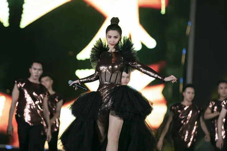 Đông Nhi diện váy cầu kỳ hát Tóc nâu môi trầm remix - Ảnh 1. Đông Nhi diện váy cầu kỳ hát Tóc nâu môi trầm remix - Ảnh 1.