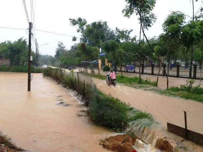 Mưa lớn kéo dài gây ngập lụt nhiều nơi ở Lâm Đồng - Ảnh 2.
