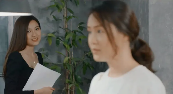 Hoa hồng trên ngực trái - Tập 2: Gặp Khuê (Hồng Diễm) lần đầu, Trà (Lương Thanh) đã giở giọng khiêu khích - Ảnh 1. Hoa hồng trên ngực trái - Tập 2: Gặp Khuê (Hồng Diễm) lần đầu, Trà (Lương Thanh) đã giở giọng khiêu khích - Ảnh 1.