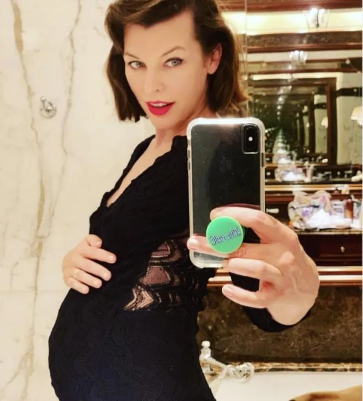 Milla Jovovich mang thai lần 3 ở tuổi 43 - Ảnh 1. Milla Jovovich mang thai lần 3 ở tuổi 43 - Ảnh 1.