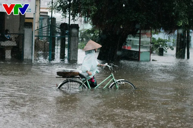 Chùm ảnh: Đảo Phú Quốc ngập sâu sau mưa lớn, người dân đi lại bằng bè tự chế - Ảnh 7. Chùm ảnh: Đảo Phú Quốc ngập sâu sau mưa lớn, người dân đi lại bằng bè tự chế - Ảnh 7.