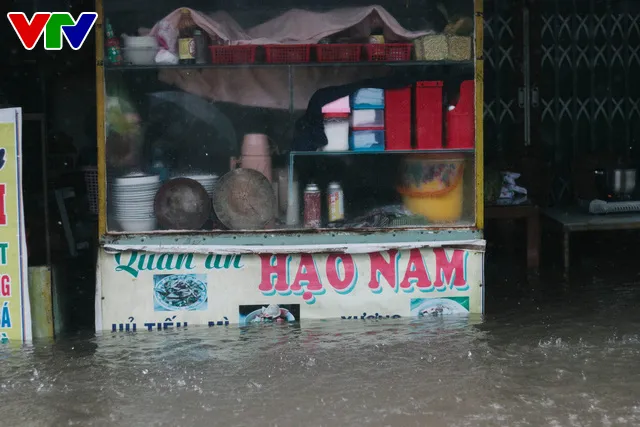 Chùm ảnh: Đảo Phú Quốc ngập sâu sau mưa lớn, người dân đi lại bằng bè tự chế - Ảnh 6. Chùm ảnh: Đảo Phú Quốc ngập sâu sau mưa lớn, người dân đi lại bằng bè tự chế - Ảnh 6.