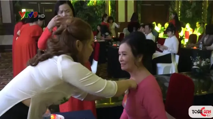 Xúc động chương trình nghệ thuật “Bông hồng cài áo” - Ảnh 1. Xúc động chương trình nghệ thuật “Bông hồng cài áo” - Ảnh 1.