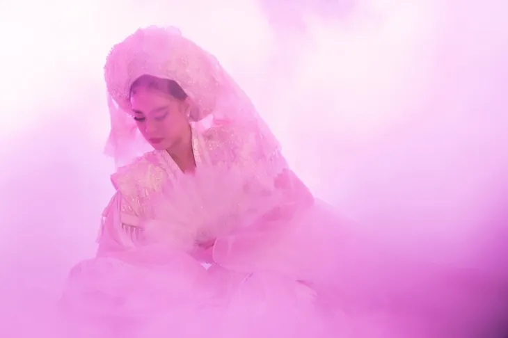 Hết hóa thành Mị, Hoàng Thùy Linh lại hóa “bà đồng” trong MV mới - Ảnh 2. Hết hóa thành Mị, Hoàng Thùy Linh lại hóa “bà đồng” trong MV mới - Ảnh 2.