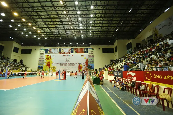 VTV Cup 2019: Bất chấp mưa lớn, người hâm mộ vẫn lấp kín nhà thi đấu tỉnh Quảng Nam - Ảnh 6. VTV Cup 2019: Bất chấp mưa lớn, người hâm mộ vẫn lấp kín nhà thi đấu tỉnh Quảng Nam - Ảnh 6.