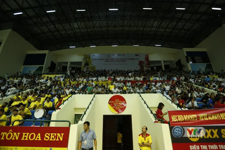 VTV Cup 2019: Bất chấp mưa lớn, người hâm mộ vẫn lấp kín nhà thi đấu tỉnh Quảng Nam - Ảnh 14. VTV Cup 2019: Bất chấp mưa lớn, người hâm mộ vẫn lấp kín nhà thi đấu tỉnh Quảng Nam - Ảnh 14.