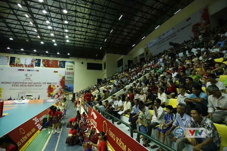 VTV Cup 2019: Bất chấp mưa lớn, người hâm mộ vẫn lấp kín nhà thi đấu tỉnh Quảng Nam - Ảnh 7. VTV Cup 2019: Bất chấp mưa lớn, người hâm mộ vẫn lấp kín nhà thi đấu tỉnh Quảng Nam - Ảnh 7.