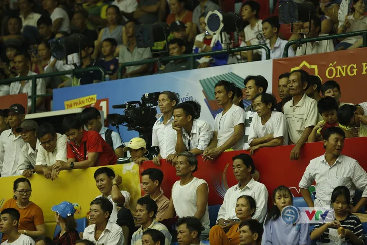 VTV Cup 2019: Bất chấp mưa lớn, người hâm mộ vẫn lấp kín nhà thi đấu tỉnh Quảng Nam - Ảnh 13. VTV Cup 2019: Bất chấp mưa lớn, người hâm mộ vẫn lấp kín nhà thi đấu tỉnh Quảng Nam - Ảnh 13.