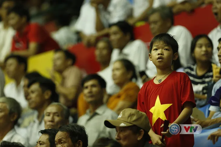 VTV Cup 2019: Bất chấp mưa lớn, người hâm mộ vẫn lấp kín nhà thi đấu tỉnh Quảng Nam - Ảnh 11. VTV Cup 2019: Bất chấp mưa lớn, người hâm mộ vẫn lấp kín nhà thi đấu tỉnh Quảng Nam - Ảnh 11.