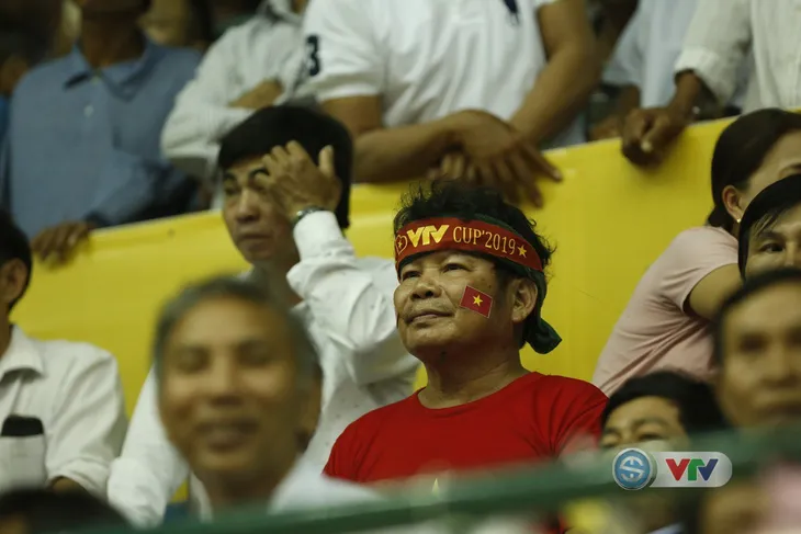 VTV Cup 2019: Bất chấp mưa lớn, người hâm mộ vẫn lấp kín nhà thi đấu tỉnh Quảng Nam - Ảnh 9. VTV Cup 2019: Bất chấp mưa lớn, người hâm mộ vẫn lấp kín nhà thi đấu tỉnh Quảng Nam - Ảnh 9.