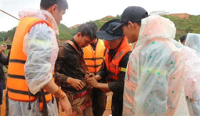 Ngoạn mục giải cứu 41 người bị nước lũ bao vây tại Lâm Đồng - Ảnh 5. Ngoạn mục giải cứu 41 người bị nước lũ bao vây tại Lâm Đồng - Ảnh 5.