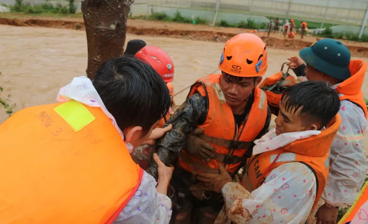 Ngoạn mục giải cứu 41 người bị nước lũ bao vây tại Lâm Đồng - Ảnh 6. Ngoạn mục giải cứu 41 người bị nước lũ bao vây tại Lâm Đồng - Ảnh 6.