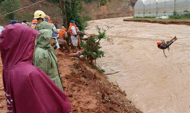 Ngoạn mục giải cứu 41 người bị nước lũ bao vây tại Lâm Đồng - Ảnh 8. Ngoạn mục giải cứu 41 người bị nước lũ bao vây tại Lâm Đồng - Ảnh 8.
