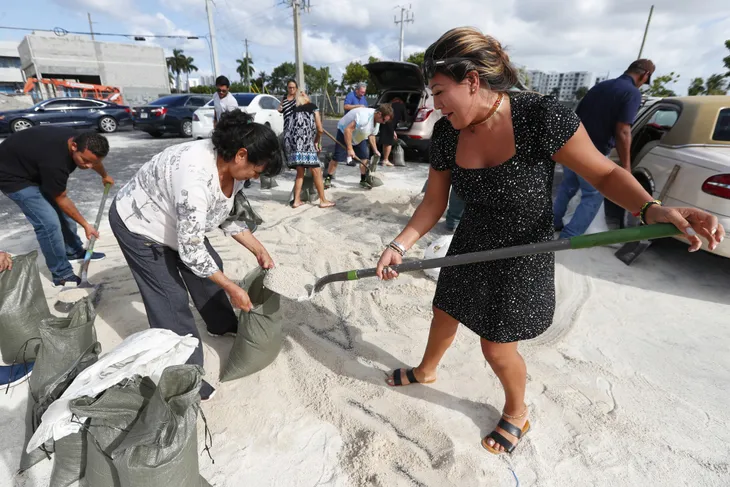 Người dân Florida, Mỹ dự trữ nhu yếu phẩm phòng bão Dorian - Ảnh 4. Người dân Florida, Mỹ dự trữ nhu yếu phẩm phòng bão Dorian - Ảnh 4.