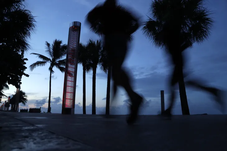 Người dân Florida, Mỹ dự trữ nhu yếu phẩm phòng bão Dorian - Ảnh 5. Người dân Florida, Mỹ dự trữ nhu yếu phẩm phòng bão Dorian - Ảnh 5.