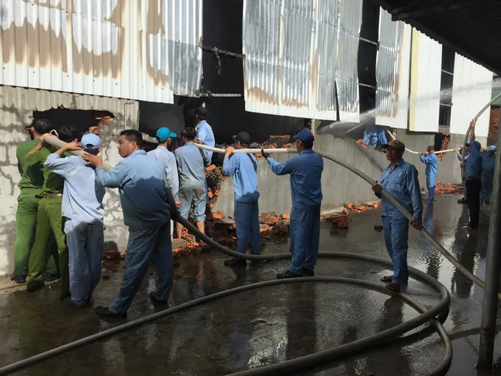 An Giang: Cháy kho nguyên liệu sản xuất nệm mút - Ảnh 1. An Giang: Cháy kho nguyên liệu sản xuất nệm mút - Ảnh 1.