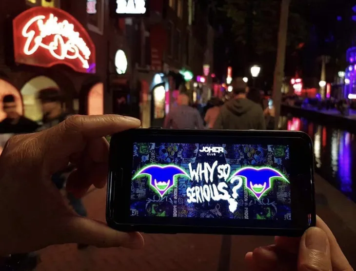 Giới trẻ phát sốt với trào lưu check-in với biểu tượng Why so serious - Ảnh 2. Giới trẻ phát sốt với trào lưu check-in với biểu tượng Why so serious - Ảnh 2.