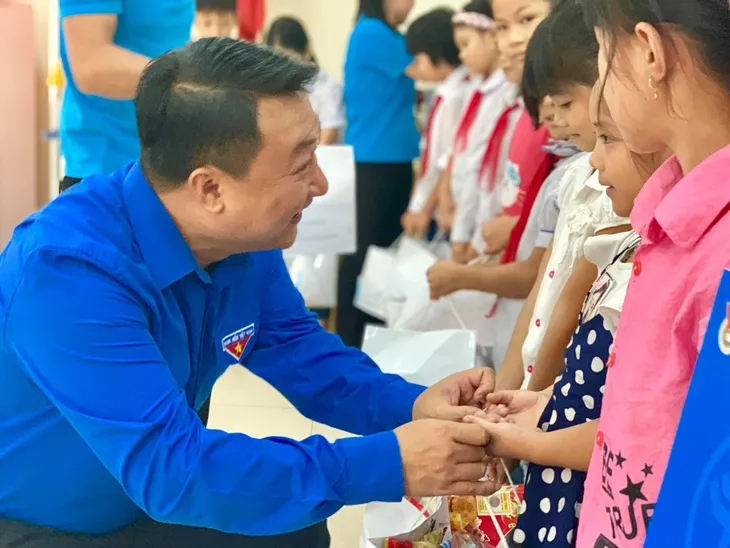 Thành đoàn Hà Nội mang Trung thu đến với những em nhỏ thiếu may mắn - Ảnh 1. Thành đoàn Hà Nội mang Trung thu đến với những em nhỏ thiếu may mắn - Ảnh 1.
