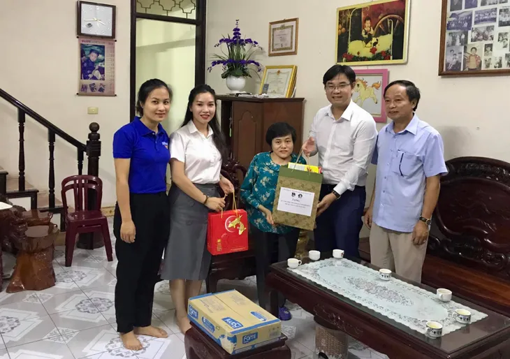 Thành đoàn Hà Nội mang Trung thu đến với những em nhỏ thiếu may mắn - Ảnh 2. Thành đoàn Hà Nội mang Trung thu đến với những em nhỏ thiếu may mắn - Ảnh 2.