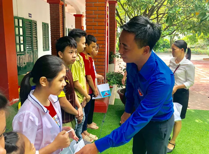 Thành đoàn Hà Nội mang Trung thu đến với những em nhỏ thiếu may mắn - Ảnh 3. Thành đoàn Hà Nội mang Trung thu đến với những em nhỏ thiếu may mắn - Ảnh 3.