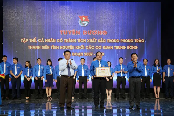 Tuyên dương tập thể, cá nhân có thành tích xuất sắc trong phong trào thanh niên tình nguyện (2007 - 2019) - Ảnh 8.