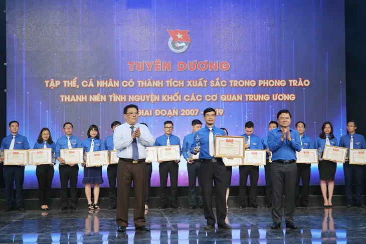 Tuyên dương tập thể, cá nhân có thành tích xuất sắc trong phong trào thanh niên tình nguyện (2007 - 2019) - Ảnh 25.