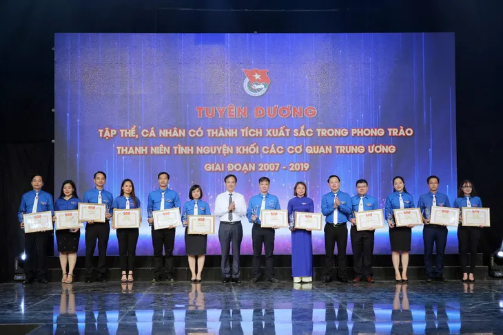 Tuyên dương tập thể, cá nhân có thành tích xuất sắc trong phong trào thanh niên tình nguyện (2007 - 2019) - Ảnh 5.