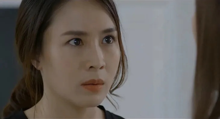 Hoa hồng trên ngực trái - Tập 12: Câng câng mặt thách thức Khuê (Hồng Diễm), Trà (Lương Thanh) ngay phút sau tái mặt - Ảnh 2. Hoa hồng trên ngực trái - Tập 12: Câng câng mặt thách thức Khuê (Hồng Diễm), Trà (Lương Thanh) ngay phút sau tái mặt - Ảnh 2.