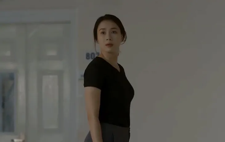 Hoa hồng trên ngực trái - Tập 12: Khuê (Hồng Diễm) xót xa khi nghe con gái hỏi về ly hôn - Ảnh 2. Hoa hồng trên ngực trái - Tập 12: Khuê (Hồng Diễm) xót xa khi nghe con gái hỏi về ly hôn - Ảnh 2.