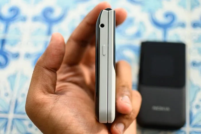 Nokia 2720 Flip nắp gặp, hỗ trợ 4G lên kệ tại Việt Nam với giá 1,99 triệu đồng - Ảnh 3. Nokia 2720 Flip nắp gặp, hỗ trợ 4G lên kệ tại Việt Nam với giá 1,99 triệu đồng - Ảnh 3.